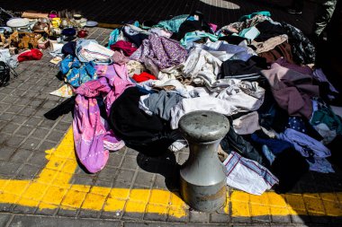 Tel Aviv, İsrail - 4 Nisan 2022 Jaffa Bit Pazarı 'nda satılan çeşitli eşyalar, Shuk HaPishpeshim olarak da bilinir. Tel Aviv 'in güney ucundaki Jaffa' da.