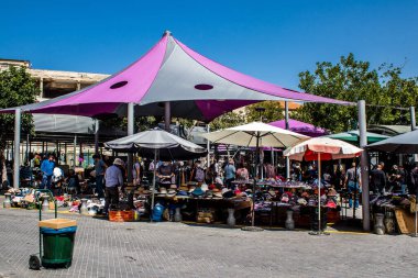 Tel Aviv, İsrail - 4 Nisan 2022 Jaffa Bit Pazarı 'nda satılan çeşitli eşyalar, Shuk HaPishpeshim olarak da bilinir. Tel Aviv 'in güney ucundaki Jaffa' da.