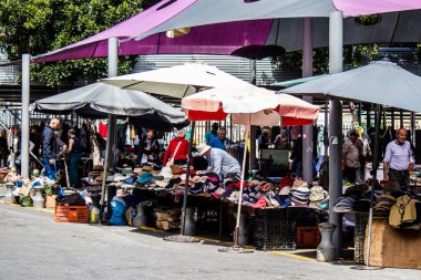 Tel Aviv, İsrail - 4 Nisan 2022 Jaffa Bit Pazarı 'nda satılan çeşitli eşyalar, Shuk HaPishpeshim olarak da bilinir. Tel Aviv 'in güney ucundaki Jaffa' da.