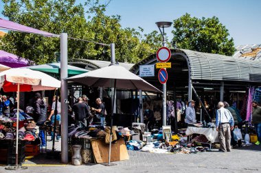 Tel Aviv, İsrail - 4 Nisan 2022 Jaffa Bit Pazarı 'nda satılan çeşitli eşyalar, Shuk HaPishpeshim olarak da bilinir. Tel Aviv 'in güney ucundaki Jaffa' da.