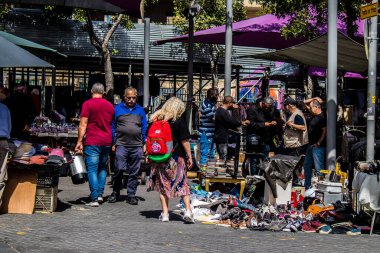 Tel Aviv, İsrail - 4 Nisan 2022 Jaffa Bit Pazarı 'nda satılan çeşitli eşyalar, Shuk HaPishpeshim olarak da bilinir. Tel Aviv 'in güney ucundaki Jaffa' da.
