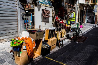 Tel Aviv, İsrail - 4 Nisan 2022 Jaffa Bit Pazarı 'nda satılan çeşitli eşyalar, Shuk HaPishpeshim olarak da bilinir. Tel Aviv 'in güney ucundaki Jaffa' da.