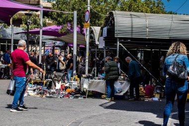 Tel Aviv, İsrail - 4 Nisan 2022 Jaffa Bit Pazarı 'nda satılan çeşitli eşyalar, Shuk HaPishpeshim olarak da bilinir. Tel Aviv 'in güney ucundaki Jaffa' da.