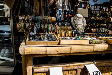 Tel Aviv, İsrail - 4 Nisan 2022 Jaffa Bit Pazarı 'nda satılan çeşitli eşyalar, Shuk HaPishpeshim olarak da bilinir. Tel Aviv 'in güney ucundaki Jaffa' da.
