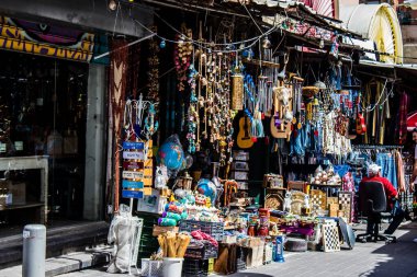 Tel Aviv, İsrail - 4 Nisan 2022 Jaffa Bit Pazarı 'nda satılan çeşitli eşyalar, Shuk HaPishpeshim olarak da bilinir. Tel Aviv 'in güney ucundaki Jaffa' da.