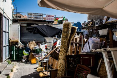 Tel Aviv, İsrail - 4 Nisan 2022 Jaffa Bit Pazarı 'nda satılan çeşitli eşyalar, Shuk HaPishpeshim olarak da bilinir. Tel Aviv 'in güney ucundaki Jaffa' da.