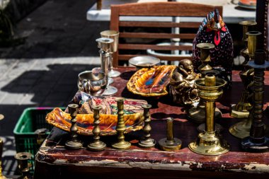 Tel Aviv, İsrail - 4 Nisan 2022 Jaffa Bit Pazarı 'nda satılan çeşitli eşyalar, Shuk HaPishpeshim olarak da bilinir. Tel Aviv 'in güney ucundaki Jaffa' da.