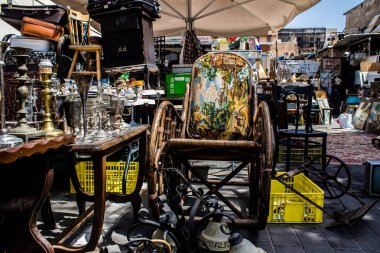 Tel Aviv, İsrail - 4 Nisan 2022 Jaffa Bit Pazarı 'nda satılan çeşitli eşyalar, Shuk HaPishpeshim olarak da bilinir. Tel Aviv 'in güney ucundaki Jaffa' da.