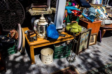 Tel Aviv, İsrail - 4 Nisan 2022 Jaffa Bit Pazarı 'nda satılan çeşitli eşyalar, Shuk HaPishpeshim olarak da bilinir. Tel Aviv 'in güney ucundaki Jaffa' da.