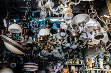 Tel Aviv, İsrail - 4 Nisan 2022 Jaffa Bit Pazarı 'nda satılan çeşitli eşyalar, Shuk HaPishpeshim olarak da bilinir. Tel Aviv 'in güney ucundaki Jaffa' da.