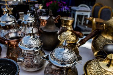 Tel Aviv, İsrail - 4 Nisan 2022 Jaffa Bit Pazarı 'nda satılan çeşitli eşyalar, Shuk HaPishpeshim olarak da bilinir. Tel Aviv 'in güney ucundaki Jaffa' da.