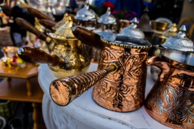 Tel Aviv, İsrail - 4 Nisan 2022 Jaffa Bit Pazarı 'nda satılan çeşitli eşyalar, Shuk HaPishpeshim olarak da bilinir. Tel Aviv 'in güney ucundaki Jaffa' da.