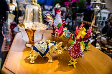 Tel Aviv, İsrail - 4 Nisan 2022 Jaffa Bit Pazarı 'nda satılan çeşitli eşyalar, Shuk HaPishpeshim olarak da bilinir. Tel Aviv 'in güney ucundaki Jaffa' da.