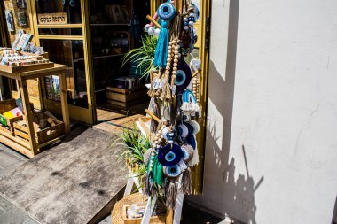 Tel Aviv, İsrail - 4 Nisan 2022 Jaffa Bit Pazarı 'nda satılan çeşitli eşyalar, Shuk HaPishpeshim olarak da bilinir. Tel Aviv 'in güney ucundaki Jaffa' da.