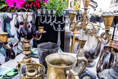 Tel Aviv, İsrail - 4 Nisan 2022 Jaffa Bit Pazarı 'nda satılan çeşitli eşyalar, Shuk HaPishpeshim olarak da bilinir. Tel Aviv 'in güney ucundaki Jaffa' da.