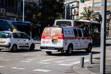 Tel Aviv, İsrail - 4 Nisan 2022 Ambulans Coronavirus salgını sırasında Tel Aviv sokaklarından geçerek İsrail 'i vurdu