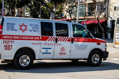 Tel Aviv, İsrail - 4 Nisan 2022 Ambulans Coronavirus salgını sırasında Tel Aviv sokaklarından geçerek İsrail 'i vurdu
