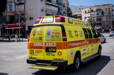 Tel Aviv, İsrail - 4 Nisan 2022 Ambulans Coronavirus salgını sırasında Tel Aviv sokaklarından geçerek İsrail 'i vurdu
