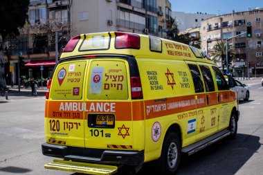 Tel Aviv, İsrail - 4 Nisan 2022 Ambulans Coronavirus salgını sırasında Tel Aviv sokaklarından geçerek İsrail 'i vurdu