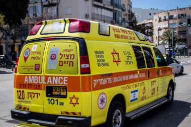 Tel Aviv, İsrail - 4 Nisan 2022 Ambulans Coronavirus salgını sırasında Tel Aviv sokaklarından geçerek İsrail 'i vurdu