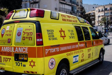 Tel Aviv, İsrail - 4 Nisan 2022 Ambulans Coronavirus salgını sırasında Tel Aviv sokaklarından geçerek İsrail 'i vurdu