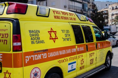 Tel Aviv, İsrail - 4 Nisan 2022 Ambulans Coronavirus salgını sırasında Tel Aviv sokaklarından geçerek İsrail 'i vurdu