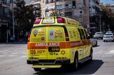 Tel Aviv, İsrail - 4 Nisan 2022 Ambulans Coronavirus salgını sırasında Tel Aviv sokaklarından geçerek İsrail 'i vurdu