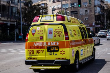 Tel Aviv, İsrail - 4 Nisan 2022 Ambulans Coronavirus salgını sırasında Tel Aviv sokaklarından geçerek İsrail 'i vurdu