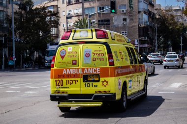Tel Aviv, İsrail - 4 Nisan 2022 Ambulans Coronavirus salgını sırasında Tel Aviv sokaklarından geçerek İsrail 'i vurdu