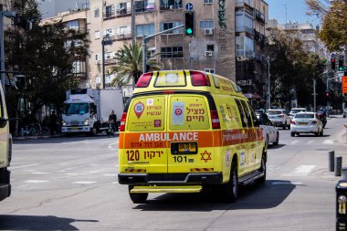 Tel Aviv, İsrail - 4 Nisan 2022 Ambulans Coronavirus salgını sırasında Tel Aviv sokaklarından geçerek İsrail 'i vurdu