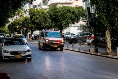 Tel Aviv, İsrail - 4 Nisan 2022 Ambulans Coronavirus salgını sırasında Tel Aviv sokaklarından geçerek İsrail 'i vurdu