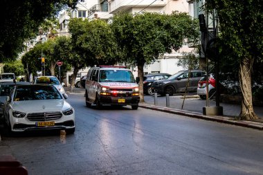 Tel Aviv, İsrail - 4 Nisan 2022 Ambulans Coronavirus salgını sırasında Tel Aviv sokaklarından geçerek İsrail 'i vurdu