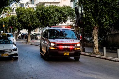 Tel Aviv, İsrail - 4 Nisan 2022 Ambulans Coronavirus salgını sırasında Tel Aviv sokaklarından geçerek İsrail 'i vurdu