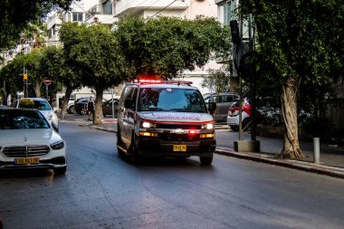 Tel Aviv, İsrail - 4 Nisan 2022 Ambulans Coronavirus salgını sırasında Tel Aviv sokaklarından geçerek İsrail 'i vurdu
