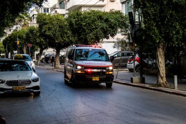 Tel Aviv, İsrail - 4 Nisan 2022 Ambulans Coronavirus salgını sırasında Tel Aviv sokaklarından geçerek İsrail 'i vurdu