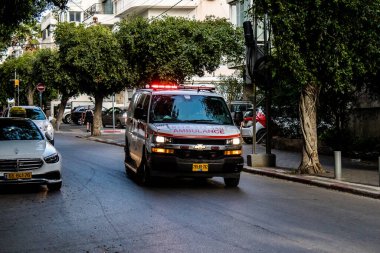 Tel Aviv, İsrail - 4 Nisan 2022 Ambulans Coronavirus salgını sırasında Tel Aviv sokaklarından geçerek İsrail 'i vurdu