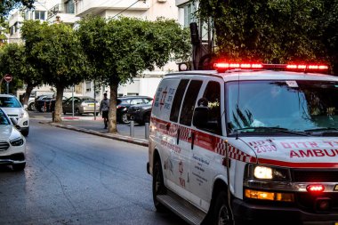 Tel Aviv, İsrail - 4 Nisan 2022 Ambulans Coronavirus salgını sırasında Tel Aviv sokaklarından geçerek İsrail 'i vurdu