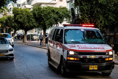 Tel Aviv, İsrail - 4 Nisan 2022 Ambulans Coronavirus salgını sırasında Tel Aviv sokaklarından geçerek İsrail 'i vurdu