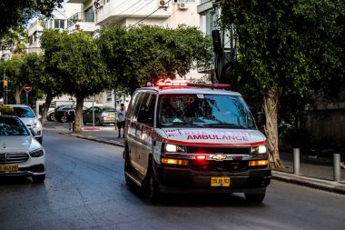 Tel Aviv, İsrail - 4 Nisan 2022 Ambulans Coronavirus salgını sırasında Tel Aviv sokaklarından geçerek İsrail 'i vurdu