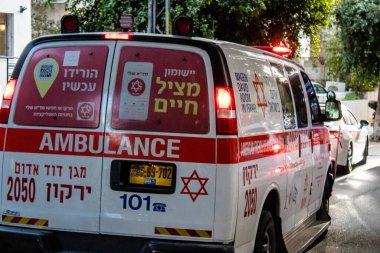 Tel Aviv, İsrail - 4 Nisan 2022 Ambulans Coronavirus salgını sırasında Tel Aviv sokaklarından geçerek İsrail 'i vurdu