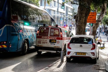 Tel Aviv, İsrail - 4 Nisan 2022 Ambulans Coronavirus salgını sırasında Tel Aviv sokaklarından geçerek İsrail 'i vurdu