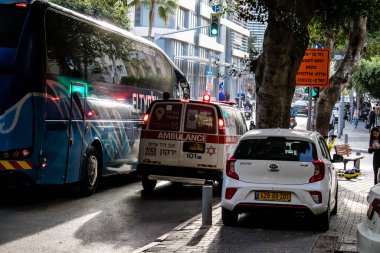 Tel Aviv, İsrail - 4 Nisan 2022 Ambulans Coronavirus salgını sırasında Tel Aviv sokaklarından geçerek İsrail 'i vurdu