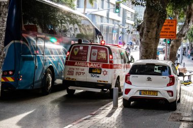 Tel Aviv, İsrail - 4 Nisan 2022 Ambulans Coronavirus salgını sırasında Tel Aviv sokaklarından geçerek İsrail 'i vurdu