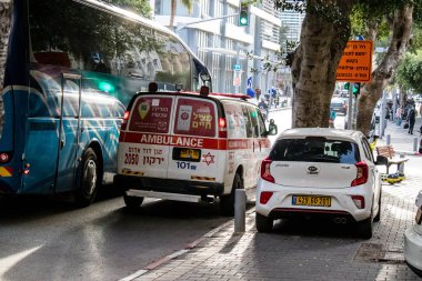 Tel Aviv, İsrail - 4 Nisan 2022 Ambulans Coronavirus salgını sırasında Tel Aviv sokaklarından geçerek İsrail 'i vurdu