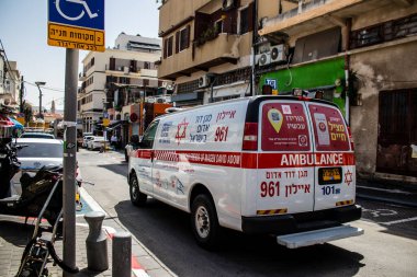 Tel Aviv, İsrail - 4 Nisan 2022 Ambulans Coronavirus salgını sırasında Tel Aviv sokaklarından geçerek İsrail 'i vurdu
