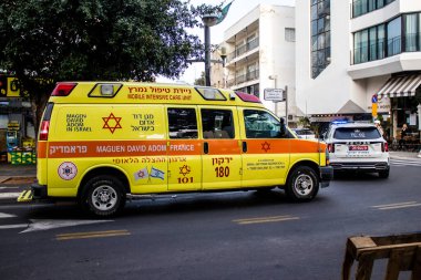Tel Aviv, İsrail - 4 Nisan 2022 Ambulans Coronavirus salgını sırasında Tel Aviv sokaklarından geçerek İsrail 'i vurdu