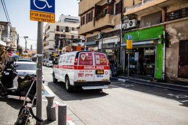 Tel Aviv, İsrail - 4 Nisan 2022 Ambulans Coronavirus salgını sırasında Tel Aviv sokaklarından geçerek İsrail 'i vurdu