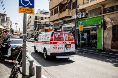 Tel Aviv, İsrail - 4 Nisan 2022 Ambulans Coronavirus salgını sırasında Tel Aviv sokaklarından geçerek İsrail 'i vurdu