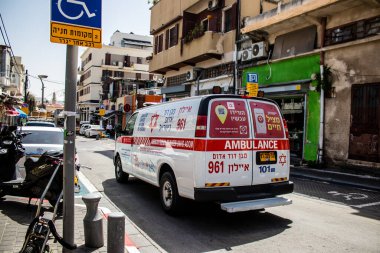 Tel Aviv, İsrail - 4 Nisan 2022 Ambulans Coronavirus salgını sırasında Tel Aviv sokaklarından geçerek İsrail 'i vurdu