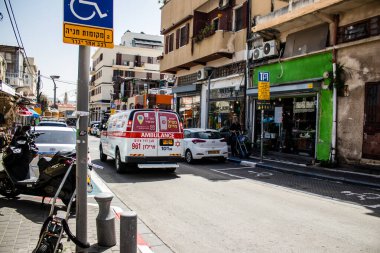 Tel Aviv, İsrail - 4 Nisan 2022 Ambulans Coronavirus salgını sırasında Tel Aviv sokaklarından geçerek İsrail 'i vurdu